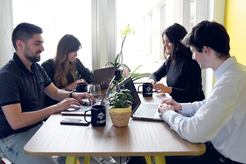 reunion_table_equipe_architecture_entreprise