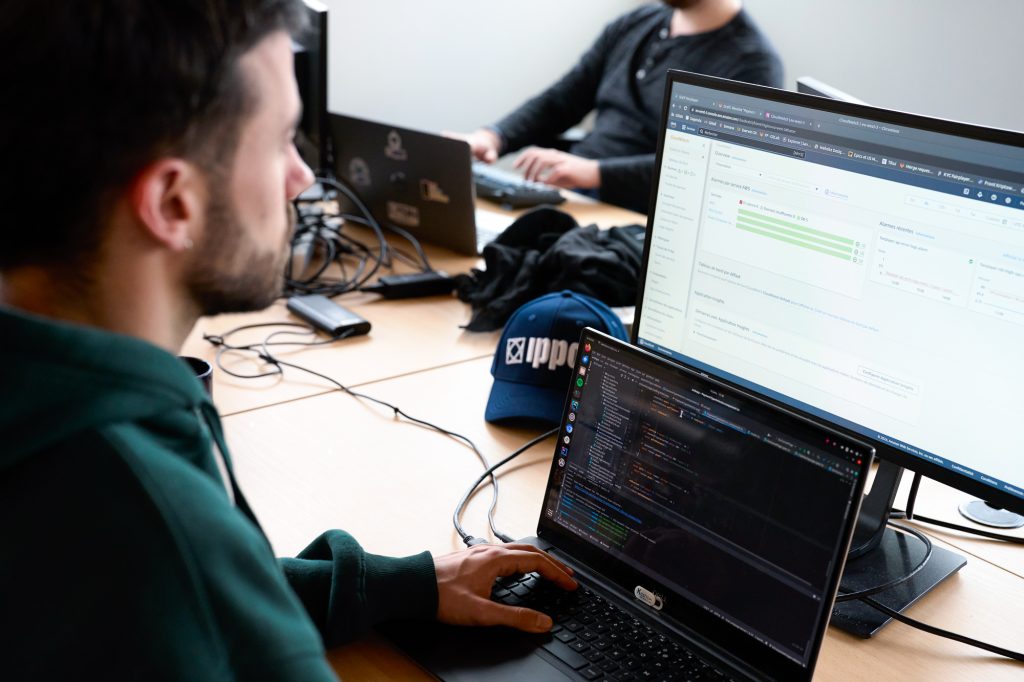 developpeurs-bureau-ordinateur_strategie_ia_ia_generative_pme