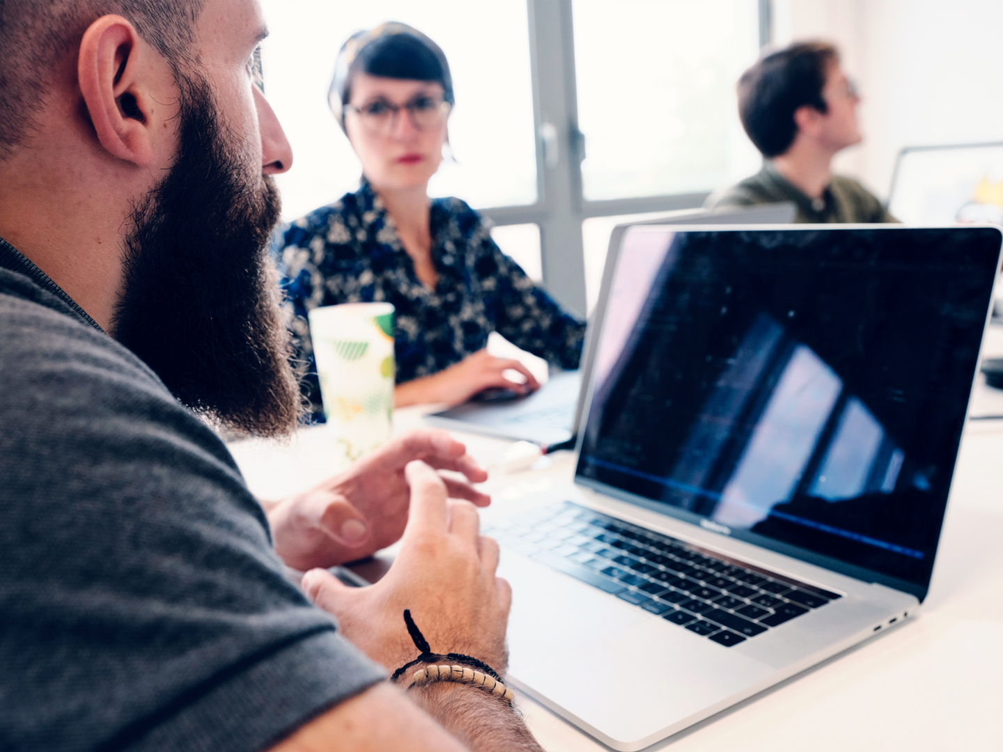 developpeur-ordinateur_ecran_noir_developpement_app_mobile_aws_pme