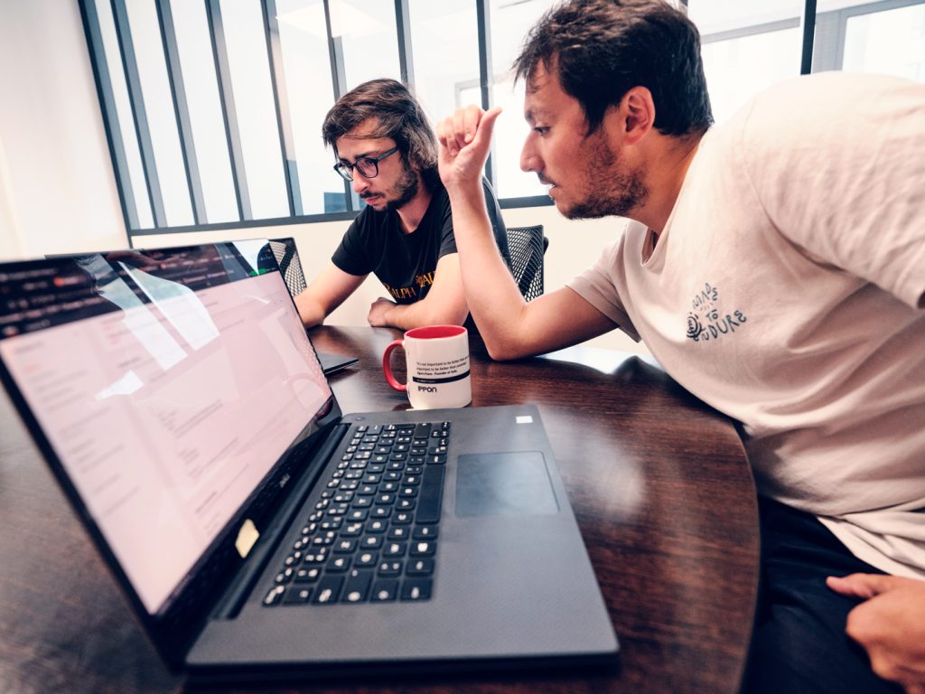 developpeurs-bureau-discussion