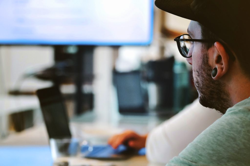 developpeur-ordinateur-code_migration_cloud