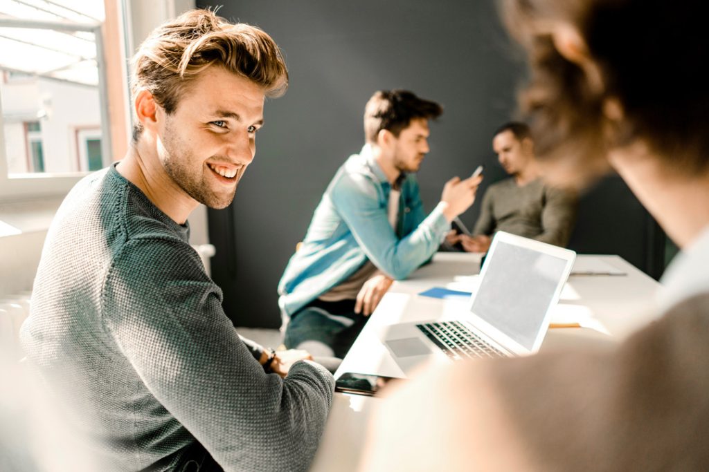 reunion_sourire_ordinateur_aws_pme