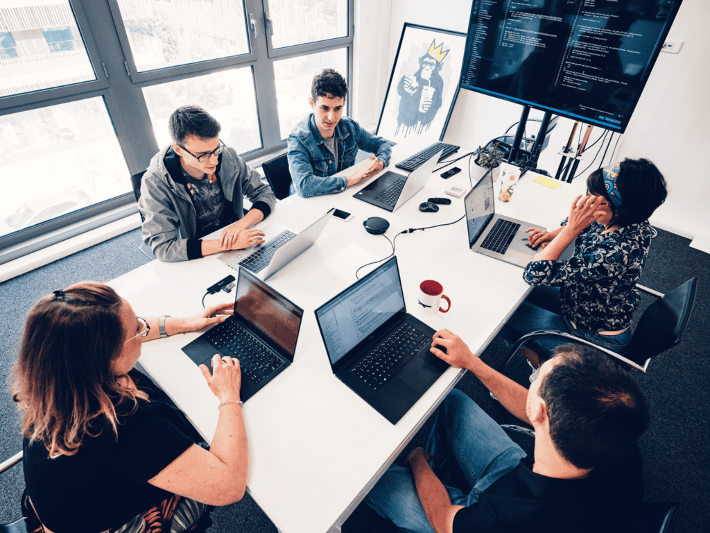 equipe_table-ordinateurs_migration_cloud